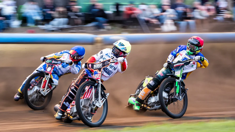 Speedway är en annorlunda sport där förarna inte har lön utan fakturerar ersättningen för matcherna via sina bolag, berättar Piraterna i ett insändarsvar.