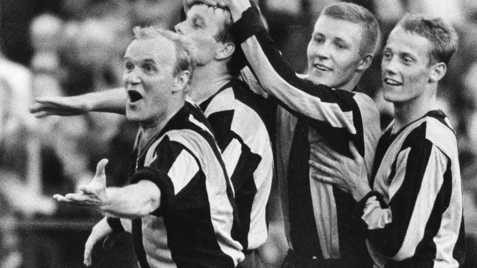 Bilden är från 1967. Lennart "Nacka" Skoglund (t.v.) jublar efter att Rolf "Kocken" Andersson (närmast "Nacka") gjort mål i sin debutmatch för Hammarby. Kenneth Ohlsson och Sven Johansson deltar också i glädjen när Hammarby slog Djurgården med 2-1.
