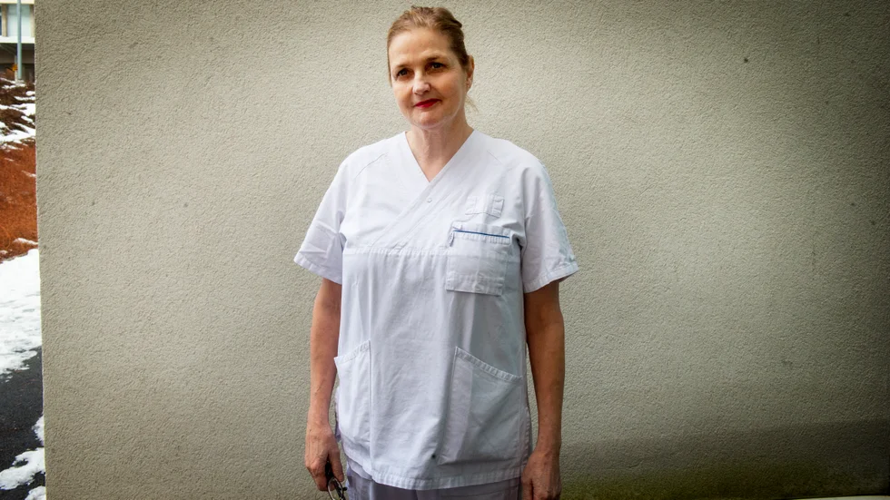 Sol-Britt Lonne Rahm är verksamhetschef för kliniken för reumatologi samt hud- och könssjukdomar. Hon dementerar bestämt uppgifterna om att ljusterapin i Nyköping ska stängas.