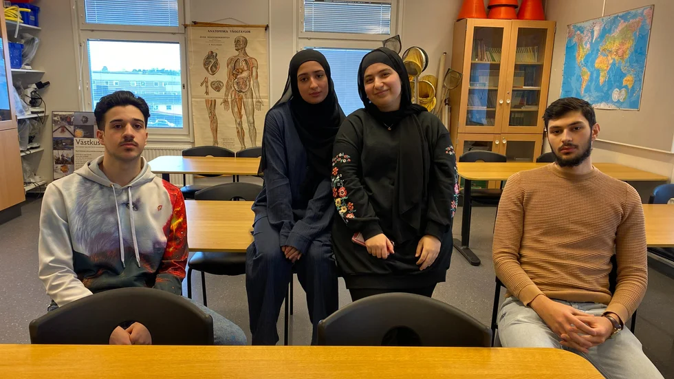 Mohammad Hassan Alaallaf, Batoul Zamzam, Ghena Al Abdullah och Zuheri Khattab går andra året på Prins Wilhelmgymnasiet. De känner alla oro för sin framtid efter att bland annat naturvetenskapsprogrammet, som de studerar på, kan läggas ned.