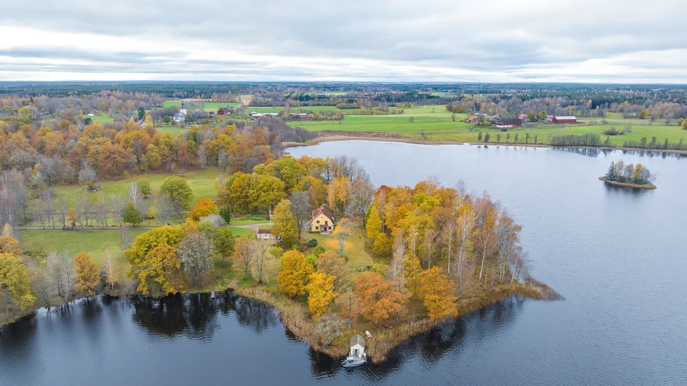 Vy över udden vid sjön Regnaren, där prästgården i Regna ligger.