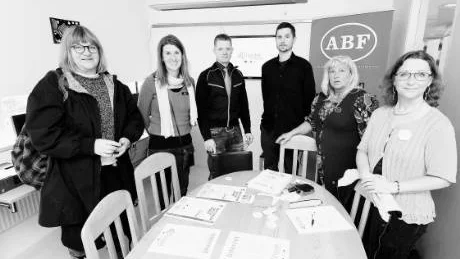 Klart för start. Bibliotekschefen Kerstin Simberg, bibliotekarien Eva Dahlström, cirkelledaren Robert Håkansson, projektledaren Tom Karlsson, länsbibliotekarie Elisabeth Stenberg-Lundin och Maria Björkman från ABF står bakom kampanjen Digidel på Gotland. I dag börjar man med en genomgång av Facebook.Foto: Rolf Jönsson