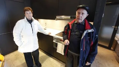 Nöjda. Eva och Sven-Olof Kask får bo på Tott hotell i fyra veckor medan deras lägenhet på Irisdalsgatan renoveras.