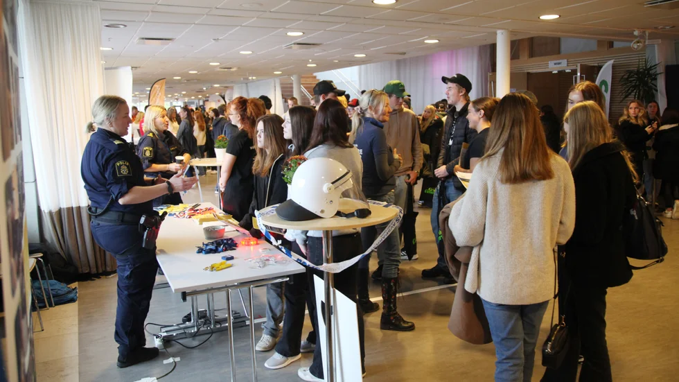 Polisens monter var välbesökt av intresserade ungdomar under mässan.