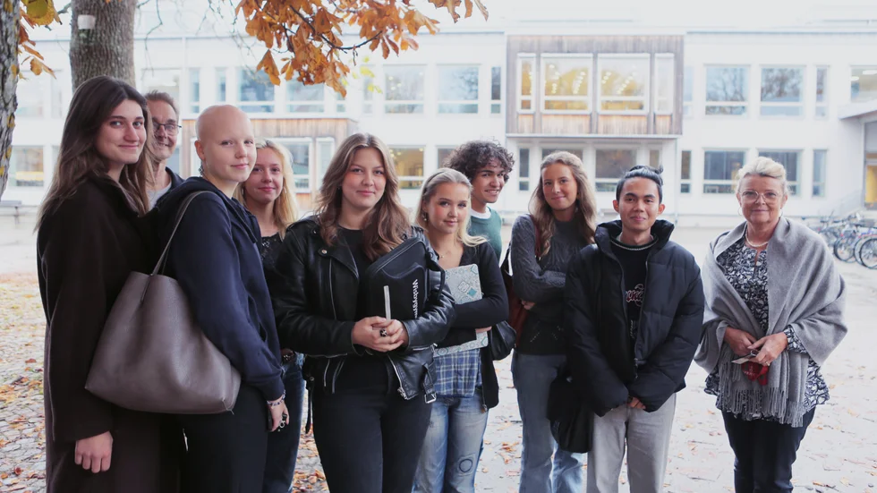 Wisbygymnasiets EU-ambassadörer läsåret 23–24. Fr.v: Filippa Hollmark, Niklas Westergren (lärare), Malin Førde Denstedt, Idun Unnerfelt, Victoria Passvik, Linnea Sällström, Isak Axelsson, Meja Stengård, Jhon Rey Cagas och Therese Sjögren (lärare). Saknas på bilden gör Ingrid Garland, Indra Barton, Estrid Loré Sundblad, Malva Edlund, Nico Nordgren och Hilda Sedman.