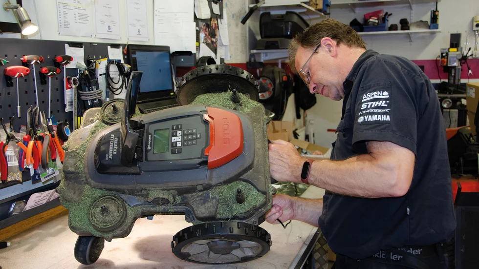 Motorsport i Vimmerby servar robotgräsklippare. 