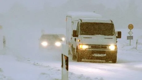 Svårt väglag. Januari förra året började så här. Nu är årets första snöoväder att vänta de närmaste dagarna. Arkivfoto: Rolf Jönsson