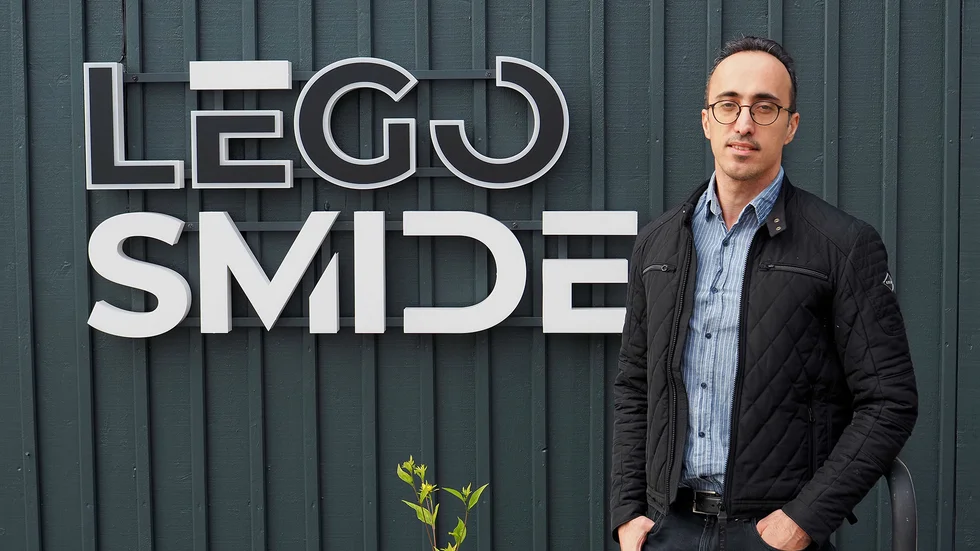 Omid Nikfarjam genomför nu ett helt nytt grafiskt program med en ny logotyp.