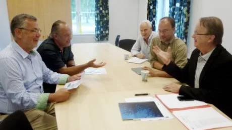 Konsekvenser. I samtalet med de lokala partimedlemmarna låg fokus på vad långsammare färjor skulle innebära för resenärer och företagare. Från höger ser vi Jan Lindell, Mats-Ola Rödén, Sven-Erik Lindström, Johan Malmros och Christer Winbäck. Foto: Ida Svansbo