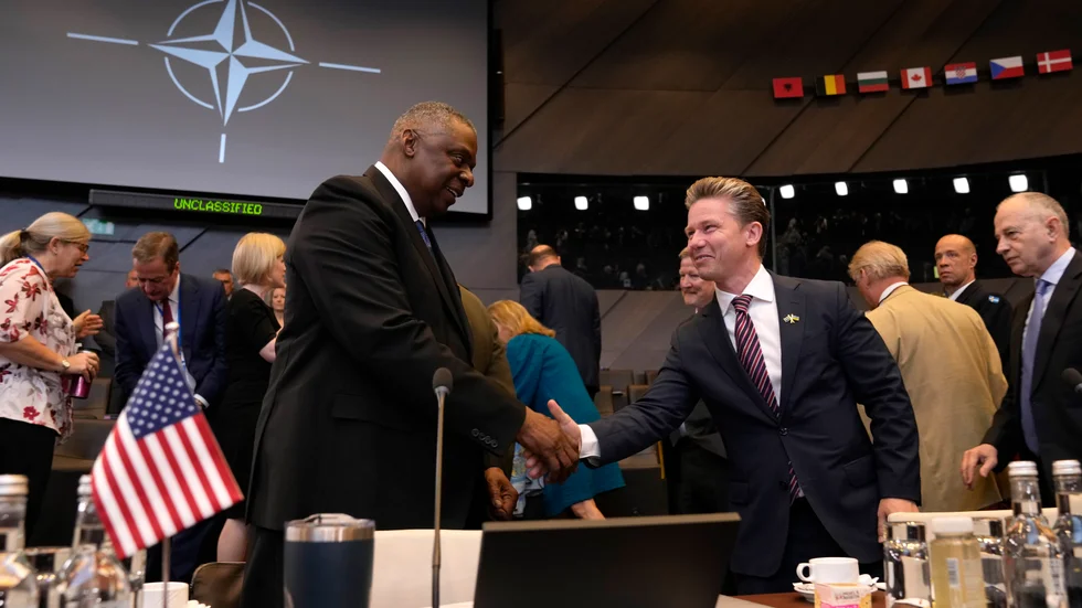 Försvarsminister Pål Jonson (M) och hans amerikanske kollega Lloyd Austin under ett Natomöte i Belgien i somras. Arkivbild.
