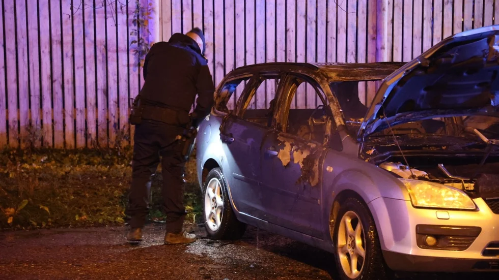 Brandkår och polis ryckte ut till Norby där två bilar stod i brand.