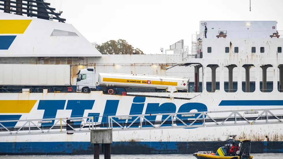 Tidigare grundstötta Marco Polo har flyttats till färjeterminalen i Karlshamn, där lastbilar och bilar lossas från färjan.