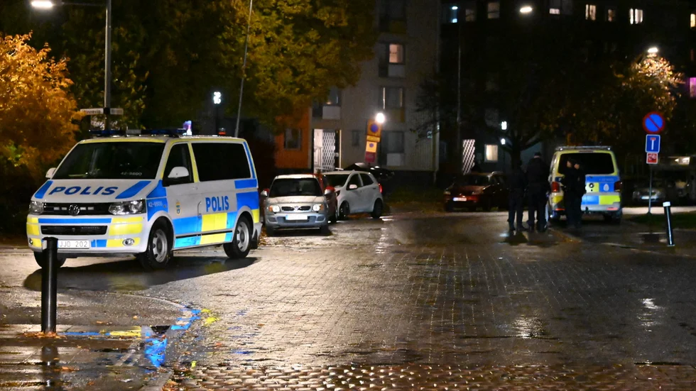 Polis på plats på Bäckgatan.
