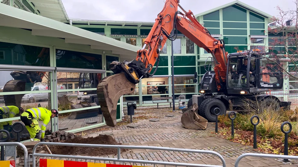 Nu installeras påkörningsskydd utanför kommunhuset, för ökad säkerhet för dem som vistas på bottenplanet.
