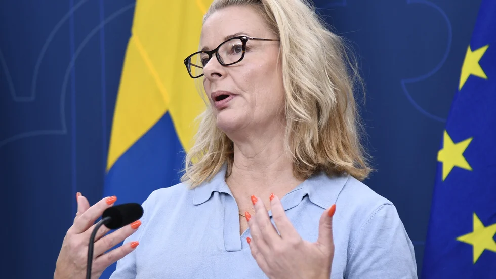 Skolminister Lotta Edholm (L) vid en pressträff där Tidöpartierna presenterar direktiven till en utredning om förbättrad trygghet och studiero i skolan.