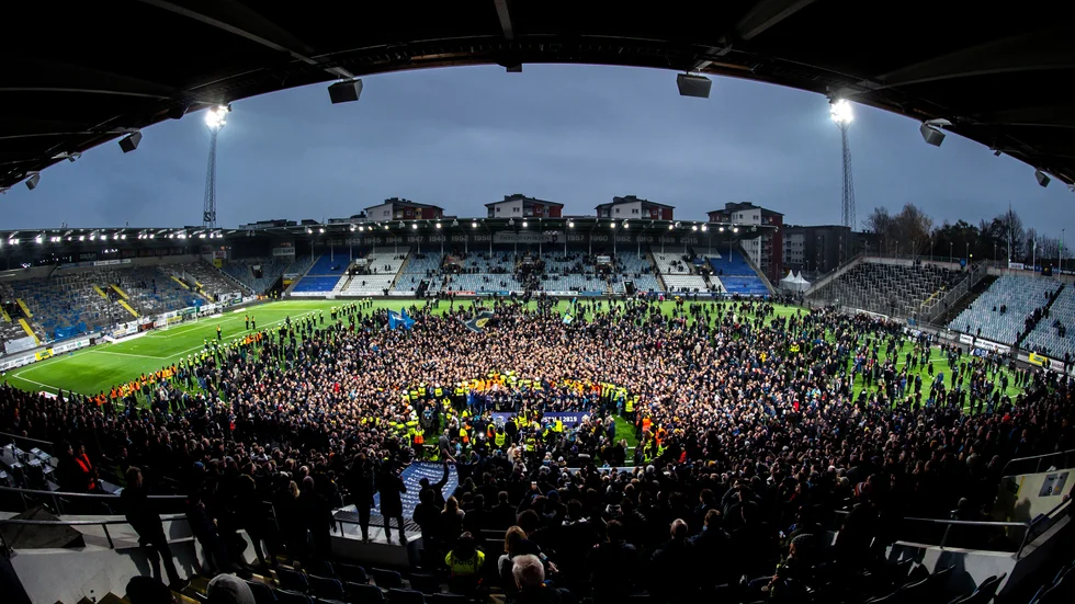 2019: Djurgårdens supportar stormade planen efter matchen mellan IFK Norrköping och Djurgården den 2 november.