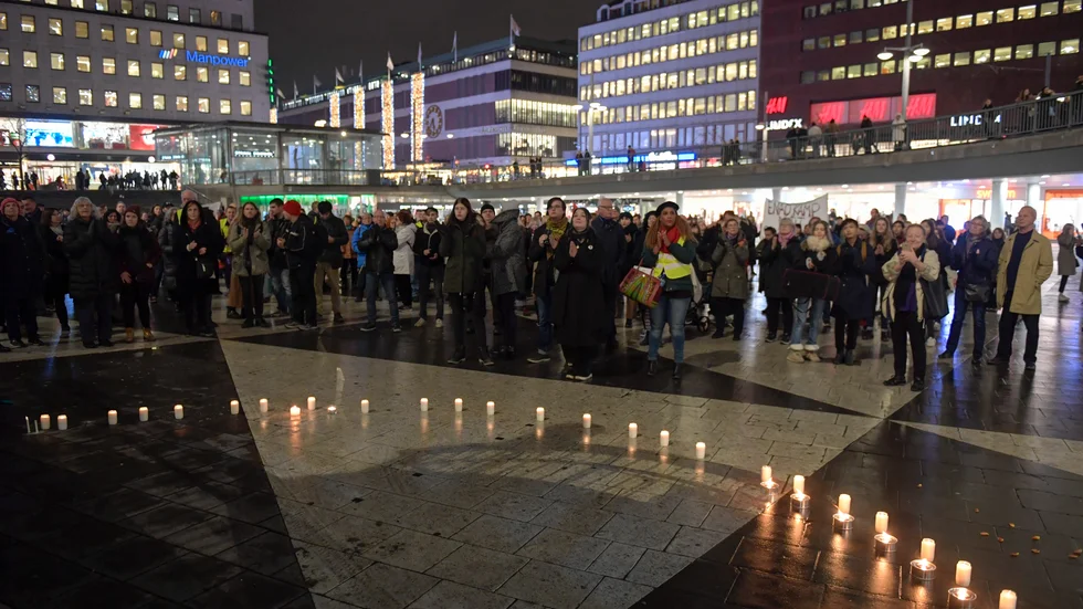 MANIFESTATION. På 80-årsdagen för Kristallnatten år 2018 hölls en manifestation och minnesstund på Sergels Torg i Stockholm.