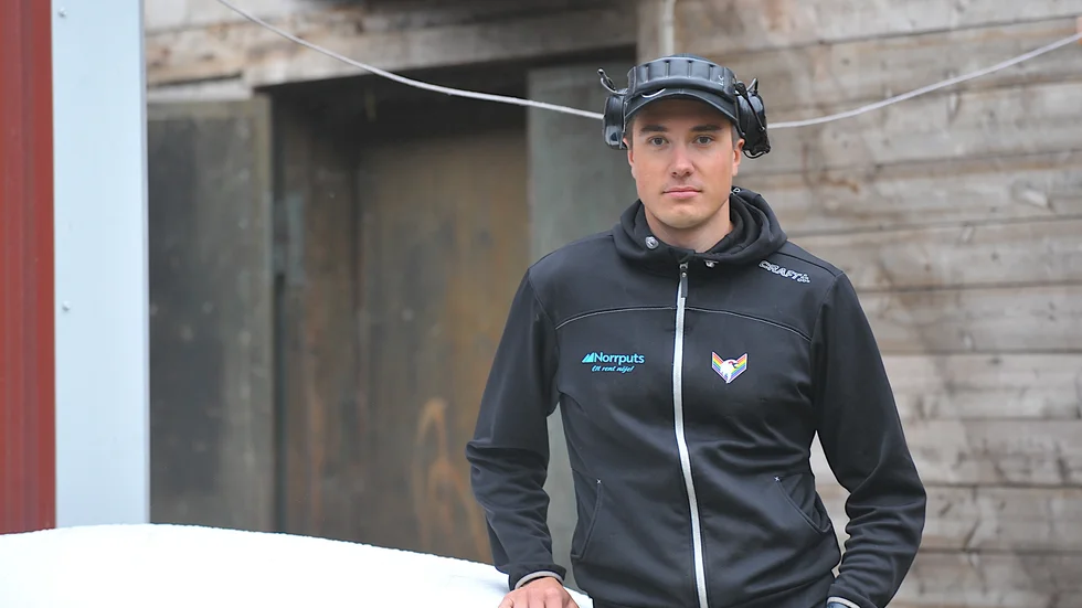 Till vintern har Ludvig Christoffersson en ny målvaktskollega, Artur Ogandzhanyan, i Kiruna IF. Men under sommaren så handlade det mesta om hö, traktor och andra sysslor på gården i Klöverträsk.