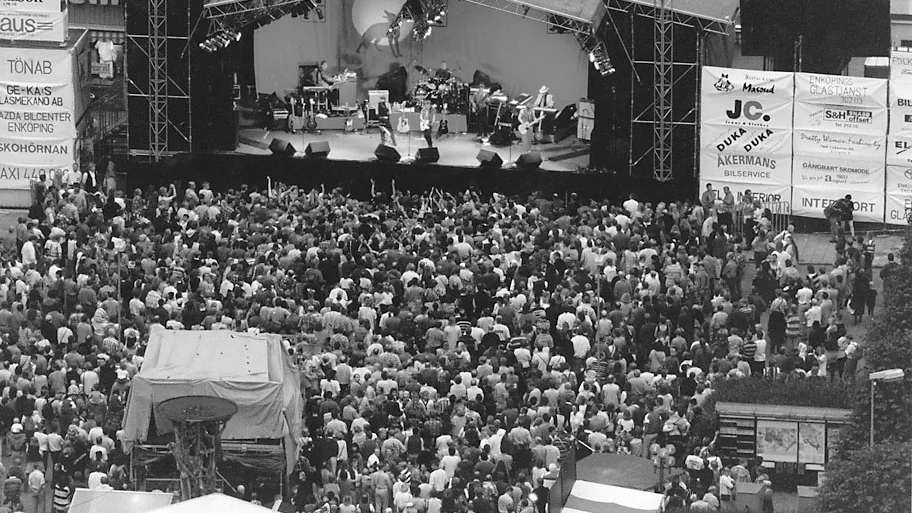 Gatufesten i Enköping 1995. Ulf Lundell på scenen. Fullpackat framför. Lundell i högform. En sträng gick av och slog honom blodig, men showen fortsatte.