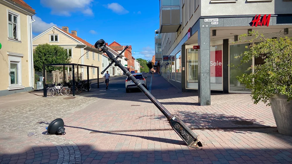 En gatlykta har blivit påkörd på Storgatan i Nyköping. Den kommer att fixas, och snart kommer lyktorna att få nya led-lampor. 