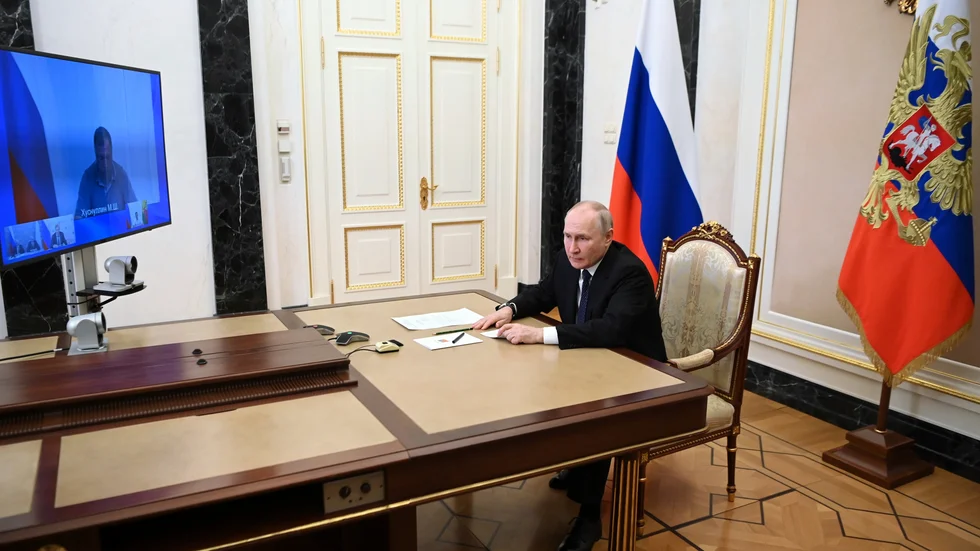 Rysslands president Vladimir Putin under ett möte på måndagen om situationen i området runt Kjertbron.