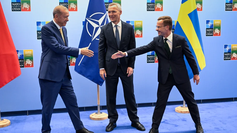 Turkiets president Recep Tayyip Erdogan och statsminister Ulf Kristersson skakar hand under förra veckans möte i Vilnius, med Natos generalsekreterare Jens Stoltenberg i mitten. Arkivfoto.