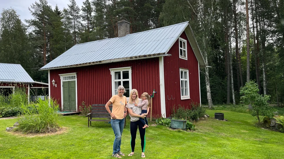 Katarina Ricken, hennes sons sambo Elin Bergdahl och hennes dotter Wilma är peppade inför Alterälvshelgen. "Här på gården kommer Elin att hålla yogapass och det serveras frukost till anmälda deltagare", säger Katarina. 