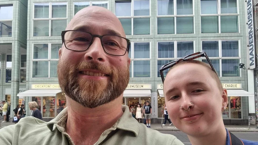 Fredrik Bentzer och dottern Clara känner sig lugna och trygga. "Vi turistar vidare", säger Fredrik.