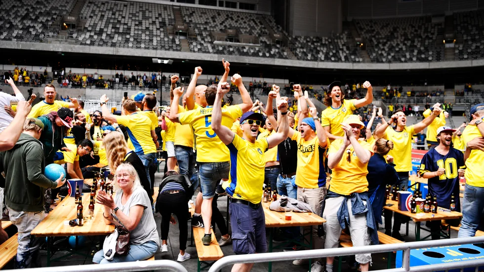 Svenska fotbollsfans följer matchen mellan Sverige och Sydkorea i fotbolls-VM på en storbildsskärm på Tele2 Arena i Stockholm.