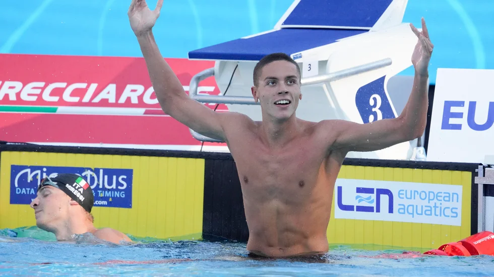 Rumänske simkometen David Popovici efter att ha slagit världsrekord på 100 meter fritt i EM förra året. Arkivbild.