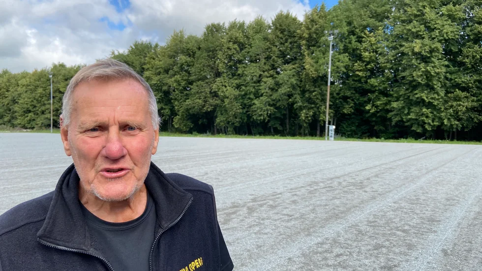 Nisse Sedvall i PRO:s boulesektion ordnar med banorna inför torsdagens stora tävling - men skadegörelsen försvårar.
