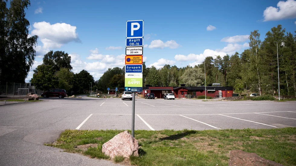 Ny skylt vid parkeringen vid Nyhemsskolan, där också förskolan Lekeberga finns. Där är det nu bara gratis att parkera i 20 minuter. 