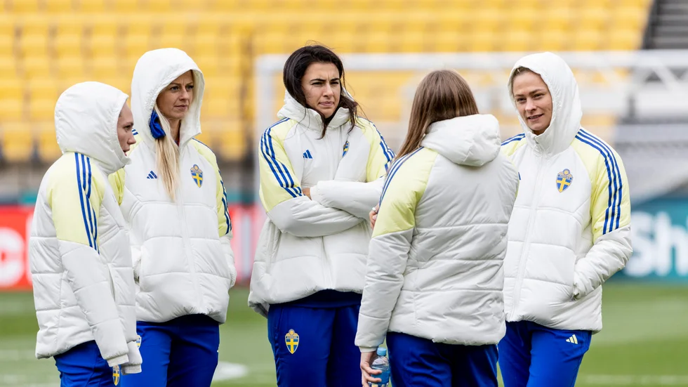 Det var täckjackor på för Elin Rubensson, Amanda Ilestedt, Zecira Musovic och Fridolina Rolfö när de besökte ett vindpinat Wellington Regional Stadium, Sveriges premiärarena i VM, på lördagen.