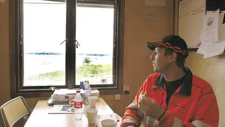 Fikadags. Rolf Sandelin bor på Fårö, jobbar vid Stucks och skulle få svårt att hitta nytt sprängarjobb om brottet lades ned. Här laddar han dock för nästa arbetspass.