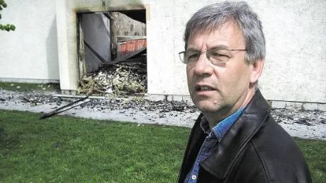 bedrövad. "Det här ville jag inte vara med om", sade den bedrövade fastighetschefen Roger Möller efter att ha inspekterat den totalförstörda skolan i går.