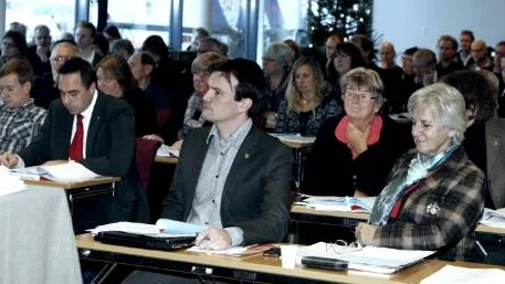 <7GT_Bildrubrik>återremiss</7GT_Bildrubrik>. Gustaf Hoffstedt                   (M) krävde en oberoende granskning av kongresshallsbygget. Bredvid syns Lena Celion (M) och mellan dem Inger Harlevi (M).