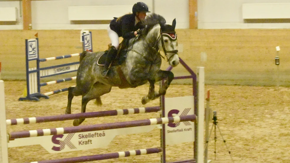 Jennifer Nilsson och hästen Calix de Merignat från Arjeplogs ridklubb tar sig an ett av hoppen i Krafthoppet, som arrangeras av Skellefteå Ridklubb.