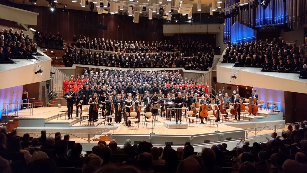 Stalkören på plats i Berliner Philharmonie. Någonstans i köravdelningen bakom orkestern.