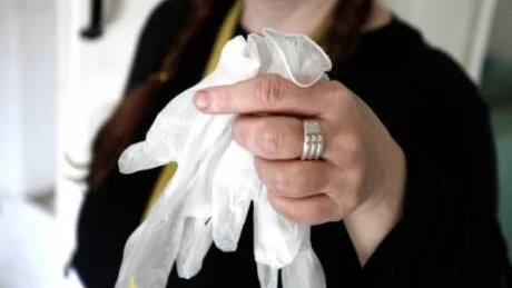 SANERING. I över en vecka har Tove Buhe-Stam med hjälp av sin mamma sanerat det kombinerade hemmet och kontoret. Till slut hjälpte försäkringsbolaget till att få ut den totalförstörda heltäckningsmattan. "Den var som ett gungfly av bajs, kiss och avloppsvatten".