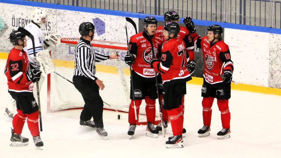 Rasmus Similä (79) grattas efter sitt första mål för säsongen