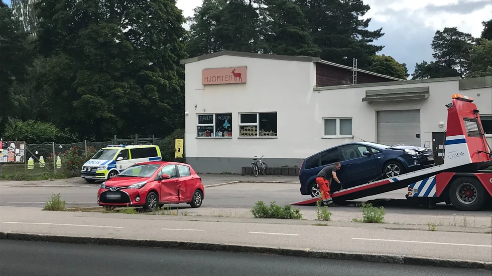 Två bilar kolliderade nära korsningen mellan Ortvägen och Stockholmsvägen i Nyköping på måndagsförmiddagen.