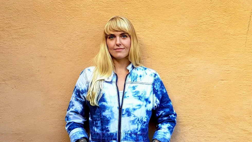 Emma Jelk har vernissage på eftermiddagen 7 augusti, tillsammans med Tove Hedberg. De kommer att sprida ut tavlorna för att minska risken för smittspridning och bevaka antalet besökare.

