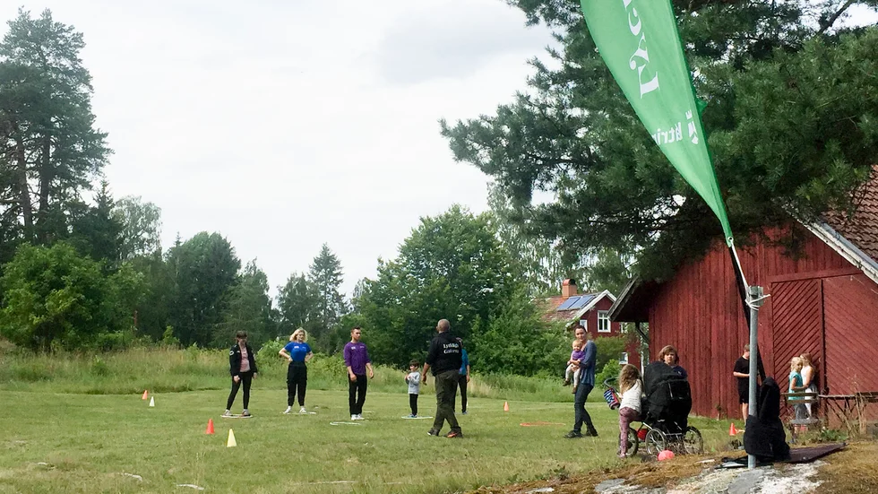 Strax intill Björkviks kyrka pågår lekfull aktivitet anordnad av Lyckliga gatorna i samråd med Björkviks församling.