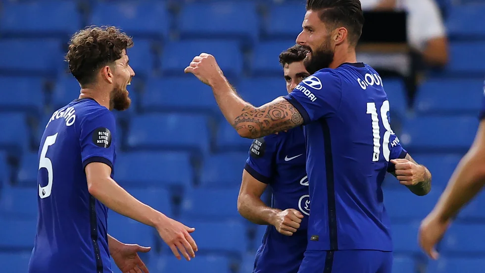Chelseas Olivier Giroud gratuleras av lagkamraterna efter sitt mål mot Norwich.
