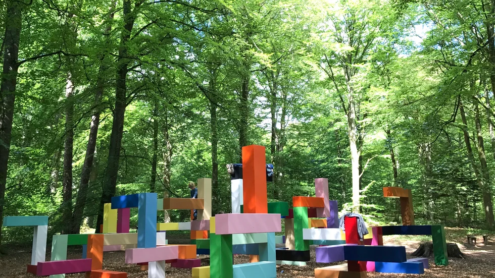 Jacob Dahlgrens färgstarka jätteskulptur på Wanås Konst i Östra Göinge.