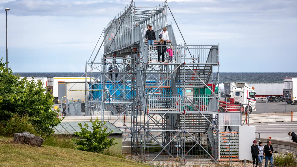 Bron över Färjeleden är kryssningsresenärernas väg in mot Visby centrum.