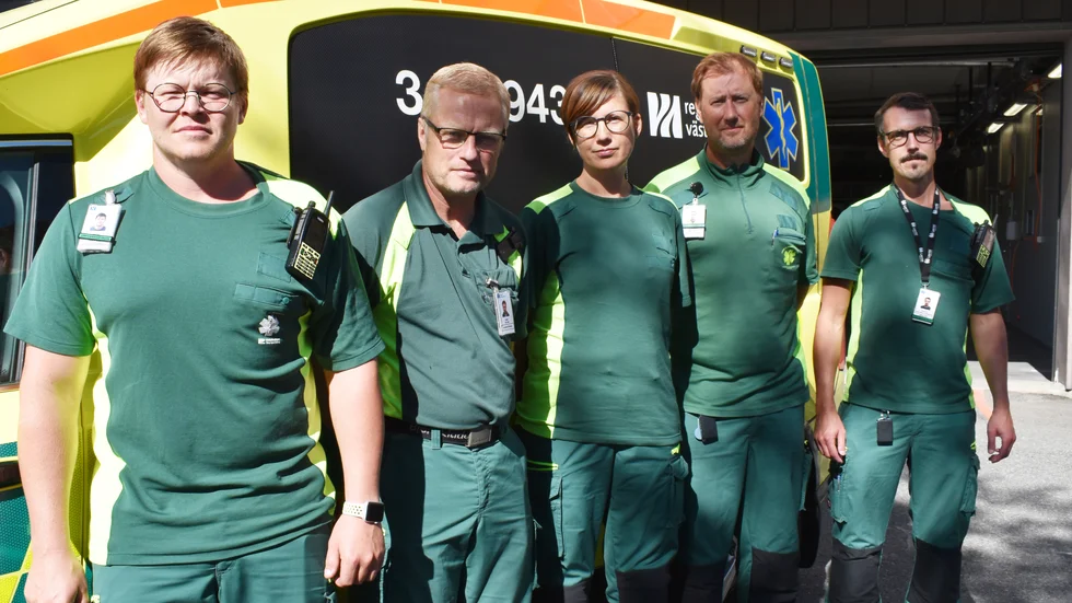 ”Den indragna ambulansen har påverkat patientsäkerheten”, säger Mikael Strömberg med ambulanskollegorna Rune Eklund, Maria Löfbom, Olle Eliasson och Marcus K Lundmark. 