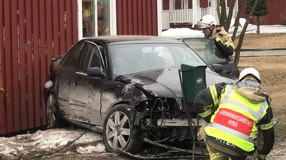Efter upprepade försök att få bilen att stanna tvingades polisen trycka bilen av vägen.