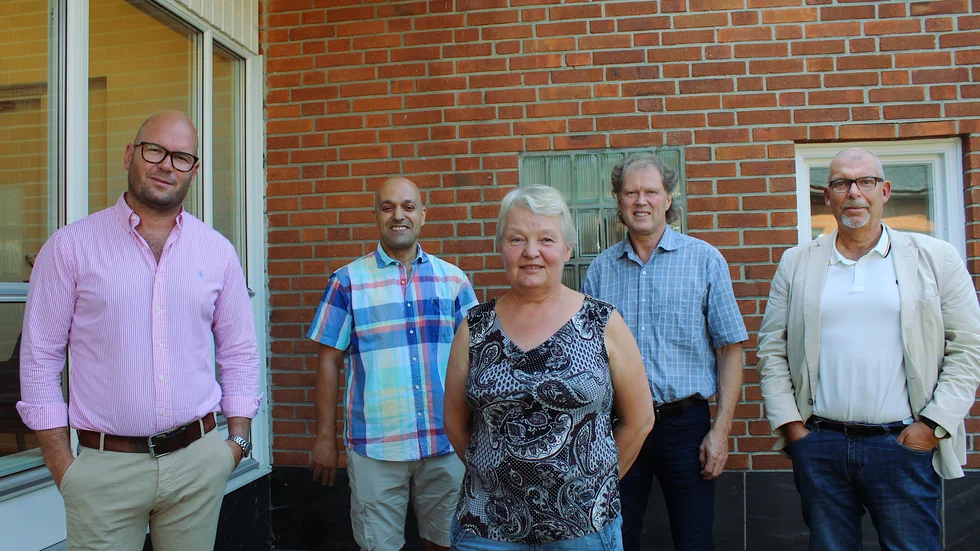 De berättade om nya boendet, från vänster Jon Sjölander (M), Saad Benatallah (S) och Ingela Svensson (C) från socialnämnden, Sven-Åke Lindberg från Bostadsbolaget samt socialchef Jörgen Olsson.
