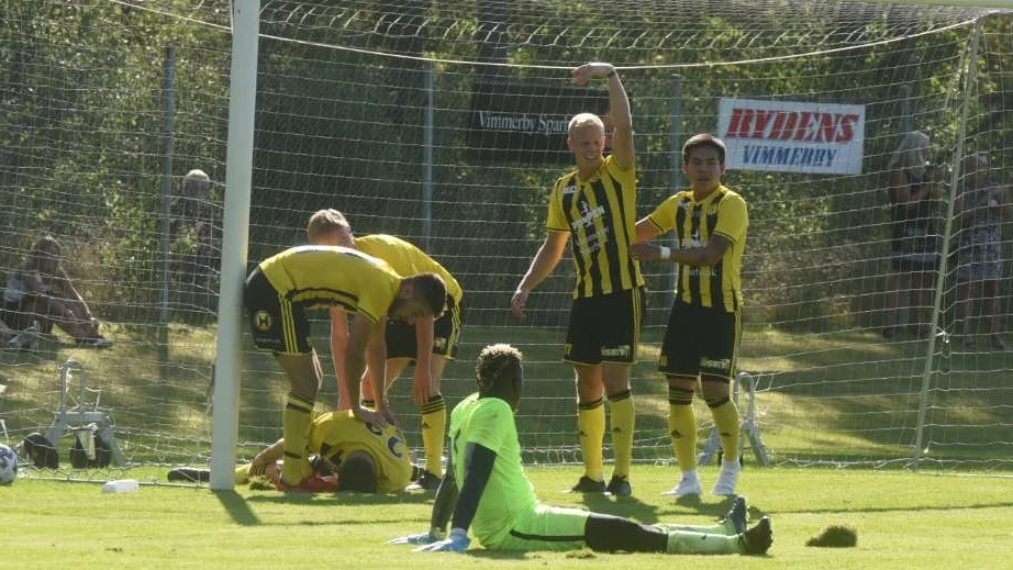 Rasmus Bexell gjorde 2-0 på slutet och skadade sig samtidigt då han sprang in i stolpen.